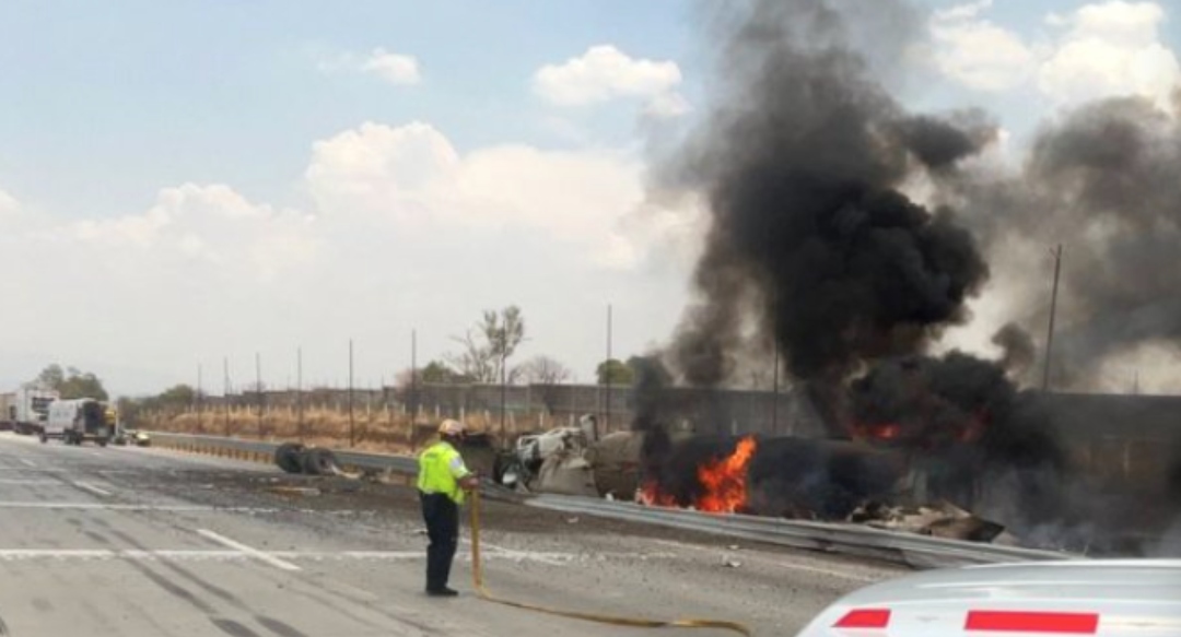 Se incendia pipa de diésel tras volcadura en la México-Puebla en ...
