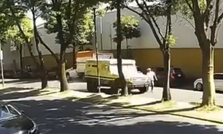 El momento en el que camioneta de valores a toda velocidad atropella a ...