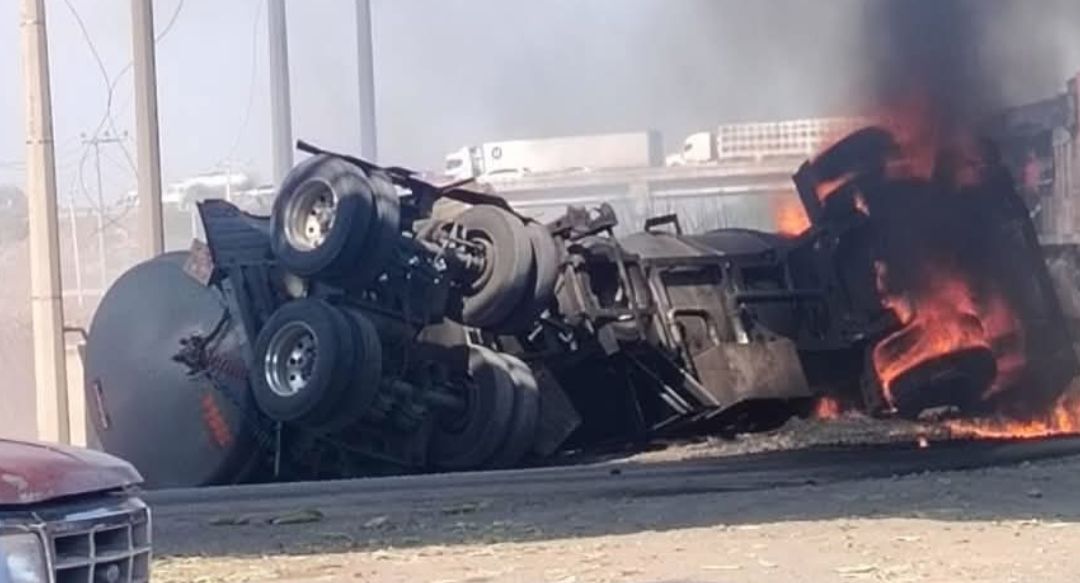 Explota pipa en Hidalgo tras intentar ganarle el paso al tren: desata ...