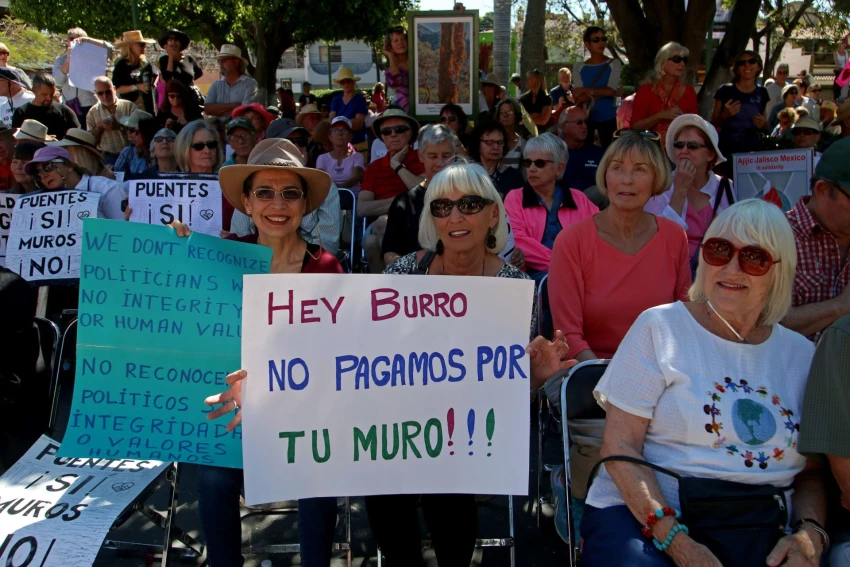 Estadounidenses en Ajijic se han manifestado contra Trump.
