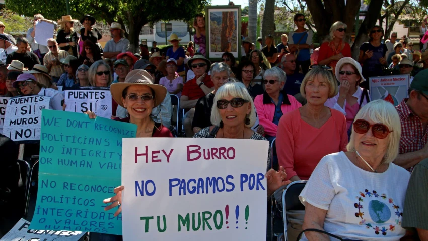 Estadounidenses en Ajijic se han manifestado contra Trump.