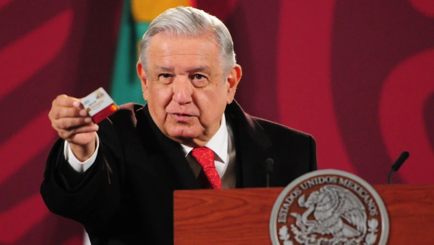 AMLO recibe la pensión del Bienestar