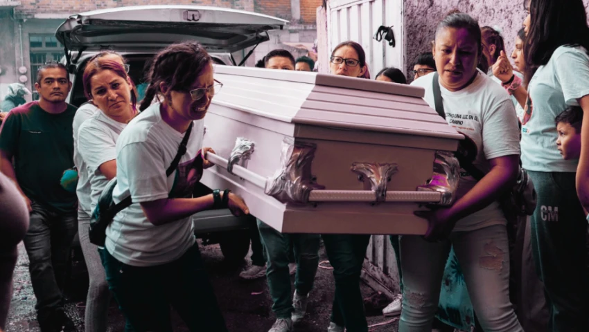 Familiares de Margarita llevan su cuerpo al velorio, tras años de búsqueda.