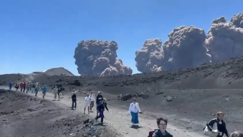 Erupción del Monte Etna provoca estampida de turistas en Sicilia