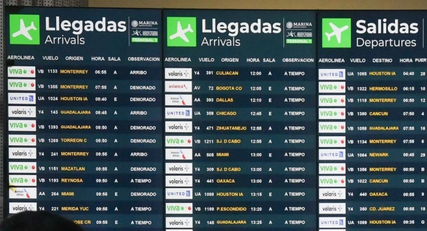 Usuarios de la Terminal 1 del Aeropuerto Internacional de la Ciudad de México esperan en largas filas luego de los retrasos en vuelos que provocaron las fallas en los sistemas operativos de "Microsoft" en varios países.