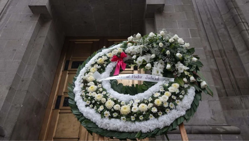 “RIP al Poder Judicial”: Dejan tumba y coronas de flores frente a la SCJN | IMÁGENES
