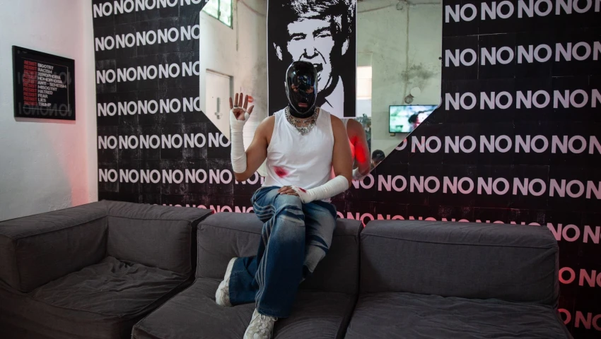 El pintor Fabián Chairez en conferencia de prensa