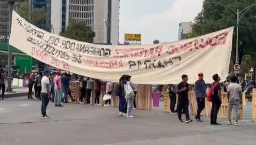 Tráfico en Reforma e Insurgentes hoy: Normalistas bloquean por compañero asesinado