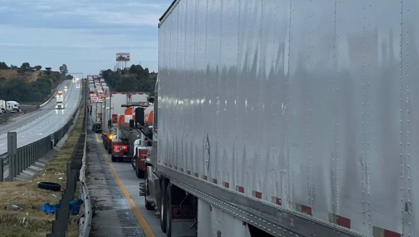 Las filas de autos, en ambos sentidos, superan ya los 30 kilómetros.