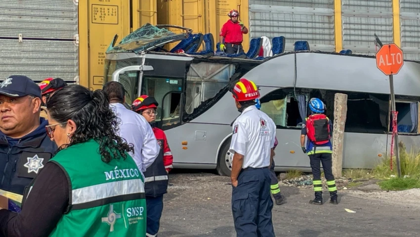 Accidente de autobús y un tren en carretera Atlacomulco