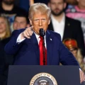 ¿Trump cumple su amenaza? México y Canadá enfrentarán aranceles históricos este sábado