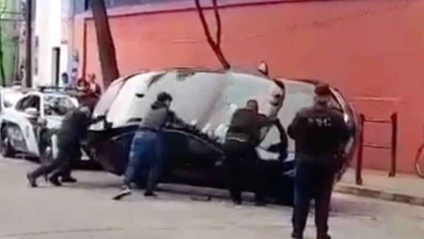 Conductor de Uber se queda dormido y vuelca