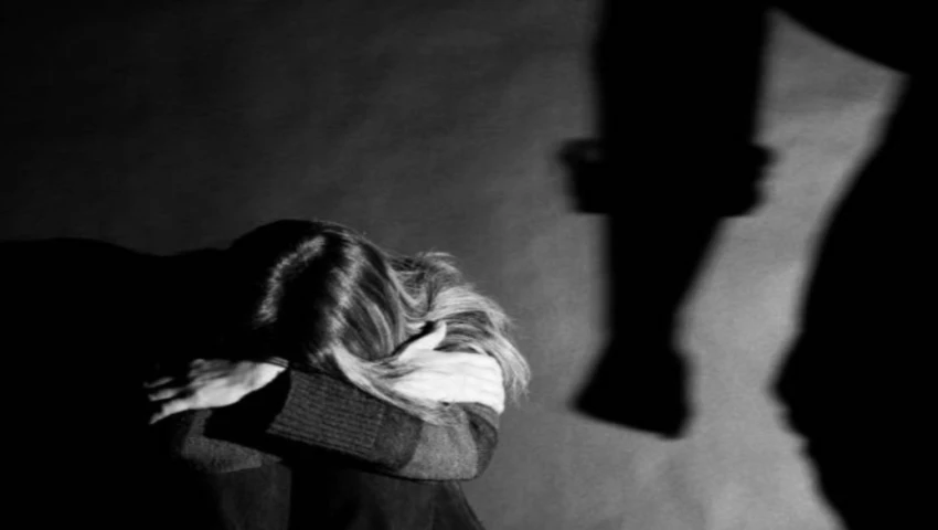 Hombre golpea a mujer en Tláhuac