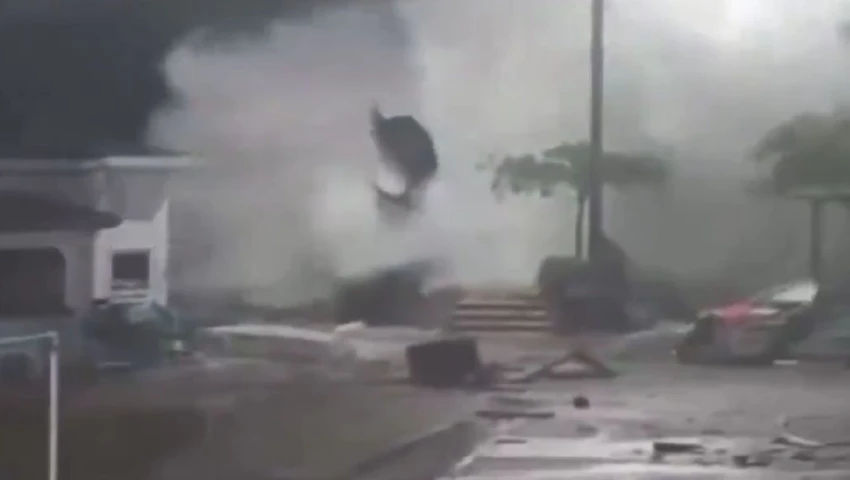 VIDEOS | Así se vivió el impacto del huracán "Erick" al tocar tierra en Oaxaca