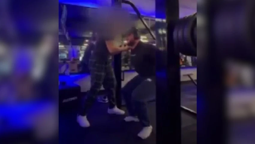 VIDEO| Joven se rompe las piernas al hacer sentadillas con 140 kilos en el gimnasio