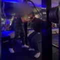 VIDEO| Joven se rompe las piernas al hacer sentadillas con 140 kilos en el gimnasio