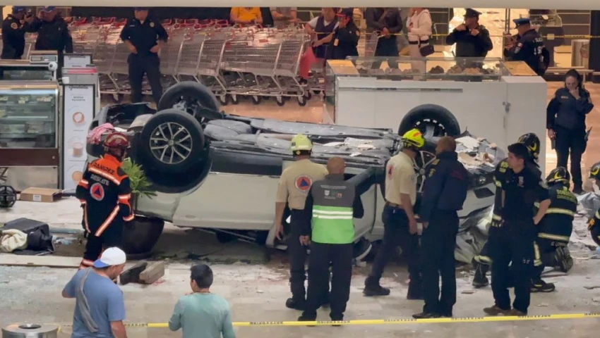 VIDEO| ¿Qué pasó en Plaza Lilas? Auto cae desde el tercer piso; mujer resulta herida