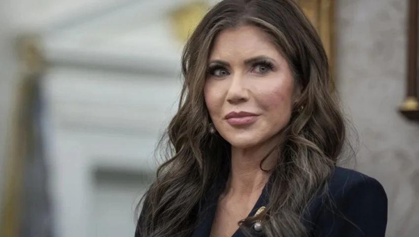 Kristi Noem, secretaria de Seguridad de EE.UU, ambulancia