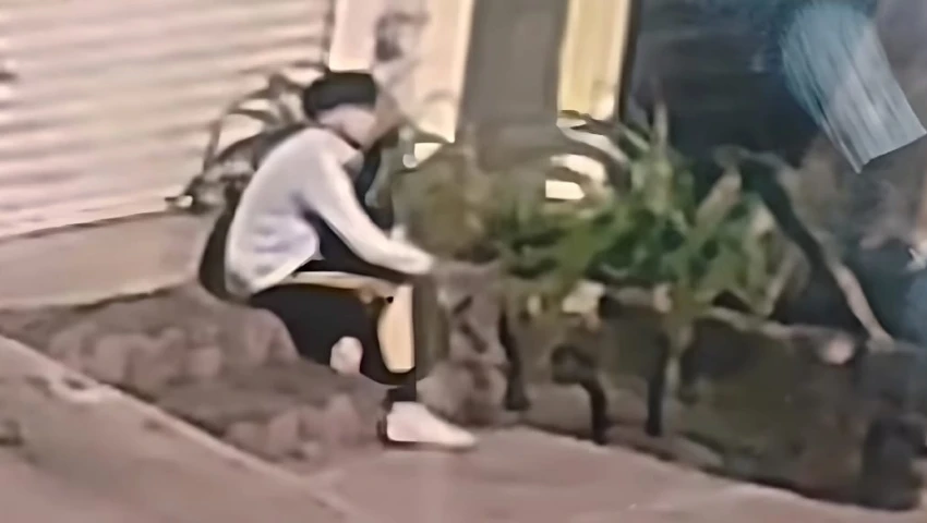 Joven abandonando a feto