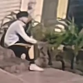 Joven abandonando a feto