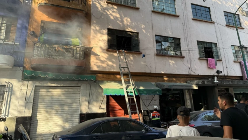Las llamas provocaron una gran columna de humo negro.