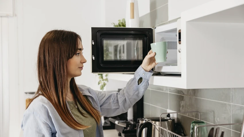 No se recomienda calentar agua en el horno