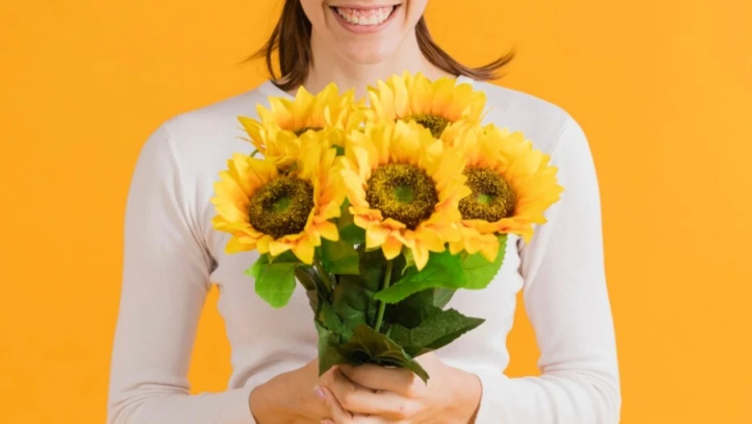 flores amarillas pareja regalo día de la primavera 21 de marzo
