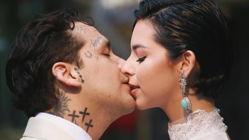 Nodal y Angela Aguilar beso