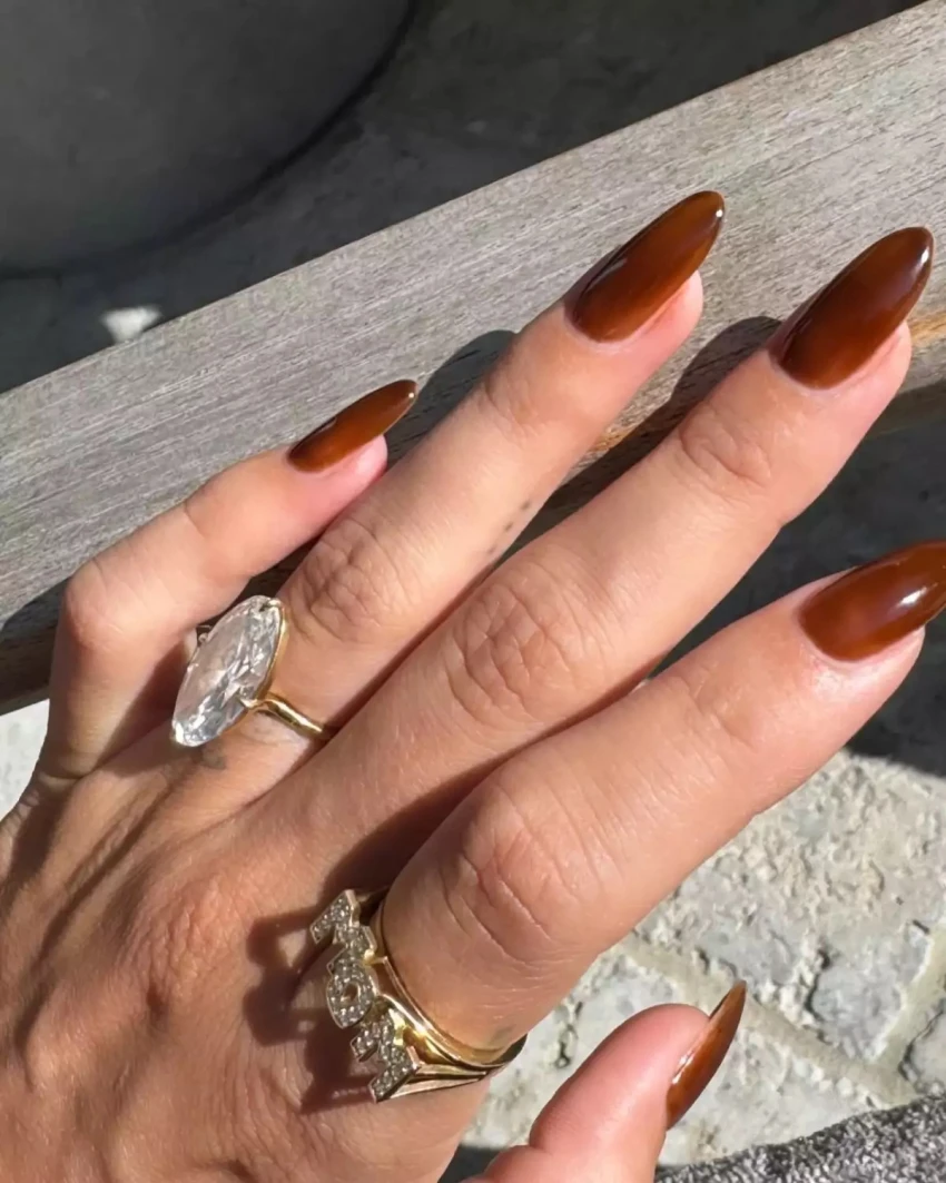 Anillo MOM de Hailey Bieber