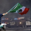 Bandera mexicana durante protestas por redadas de ICE Bandera mexicana durante protestas por redadas de ICE