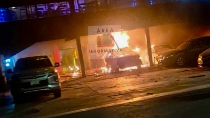 Explota auto frenta a bar Terraza Condesa Explota auto frenta a bar Terraza Condesa