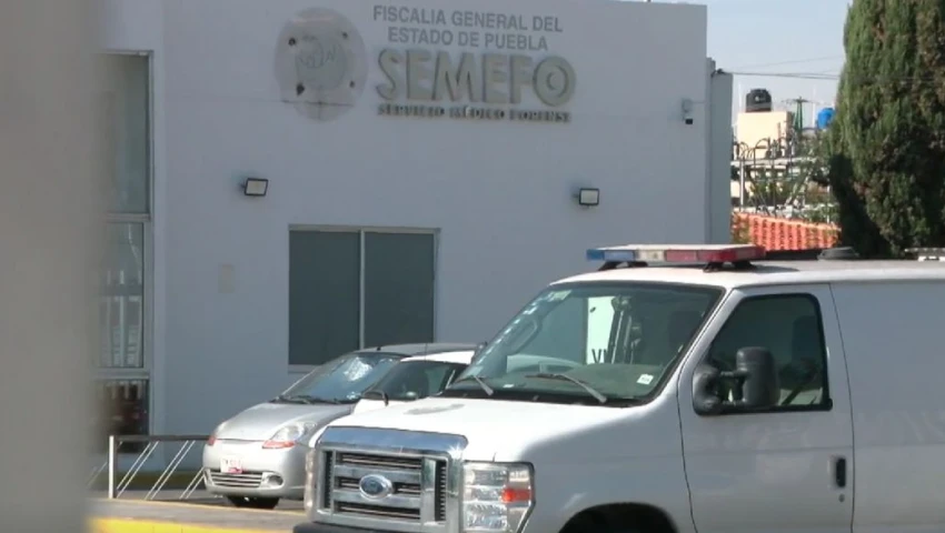 Cadáveres cambiados, funerarias en pelea y caos en el Semefo: lo que está pasando en Puebla