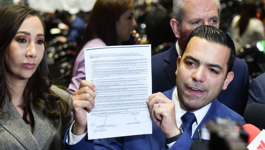 Panistas muestran contratos entre Morena y socio del despacho de abogados de "El Mayo"