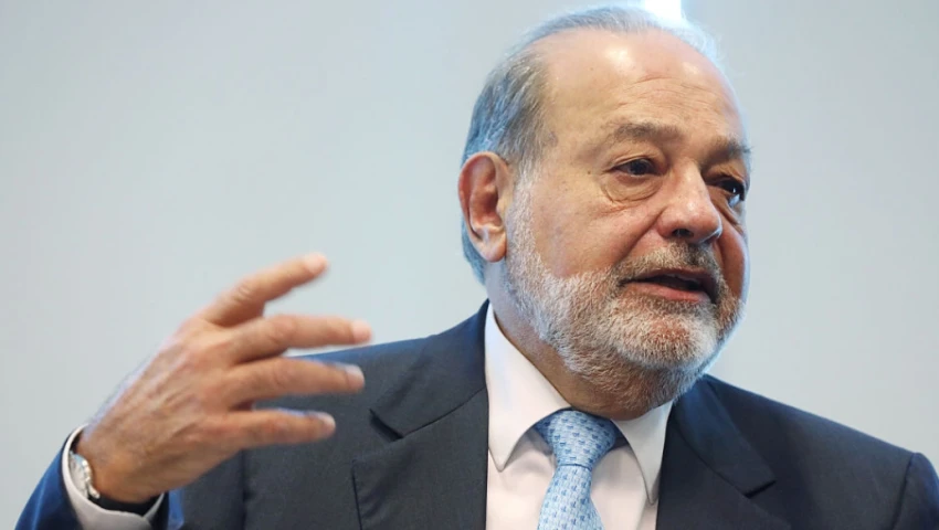 Carlos Slim regala libros.