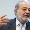Carlos Slim regala libros.