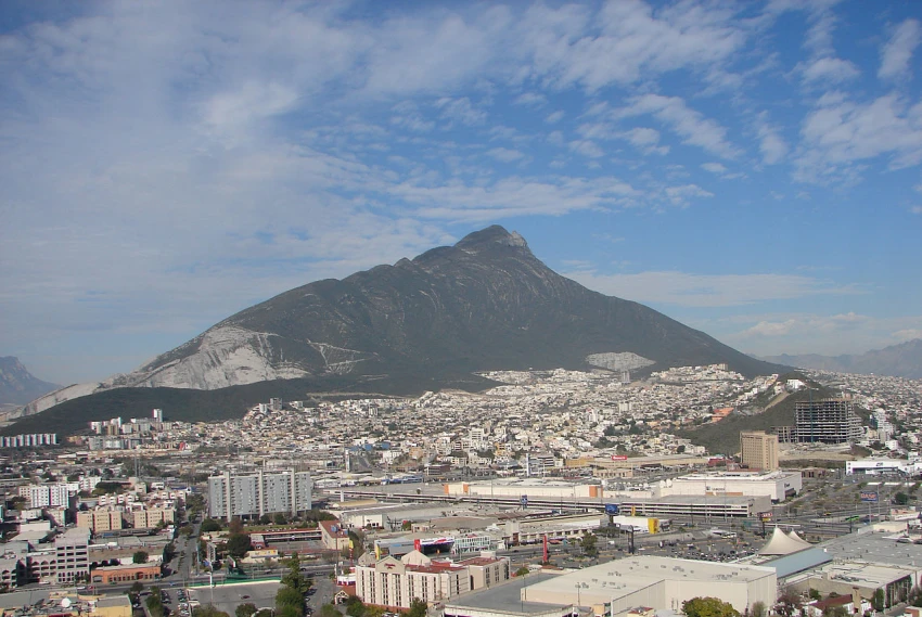 El Cerro de las Mitras visto desde la zona metropolitana de Monterrey.