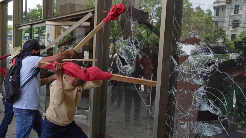 CETEG vandaliza Torre del Bienestar durante marcha de la CNTE en CDMX | IMÁGENES