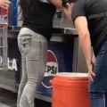 Mujeres acaparan fuente de soda en Costco para llenar hielera y encienden polémica