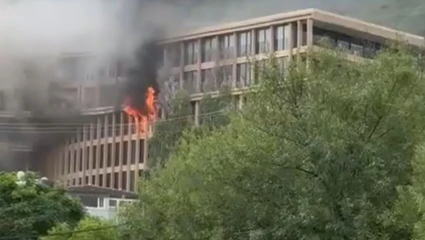 Incendio arrasa torre de departamentos de lujo en Residencial Chipinque