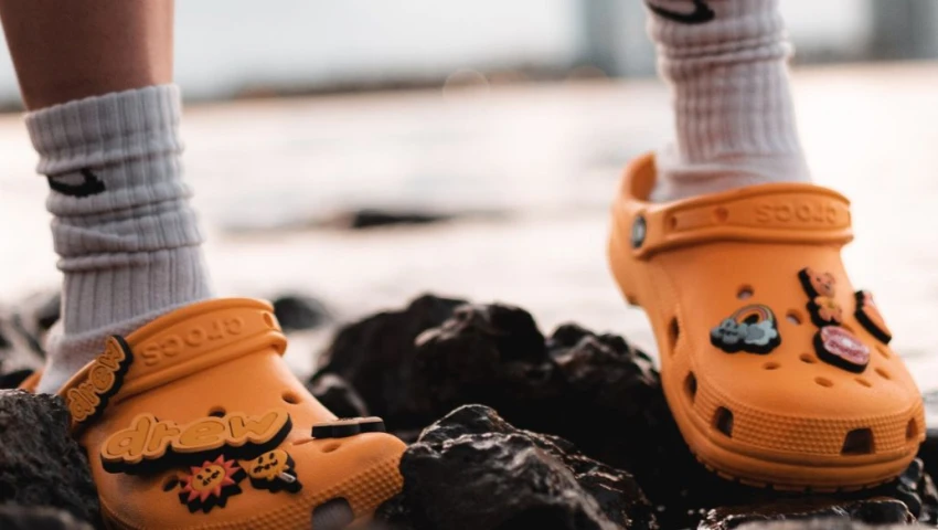 Crocs, ¿"nada que ver" en escuelas de EU? Así impacta a sus ventas
