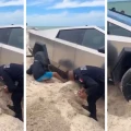 Cybertruck de Tesla queda atorada en playa de Yucatán: "No es 4x4” | VIDEO