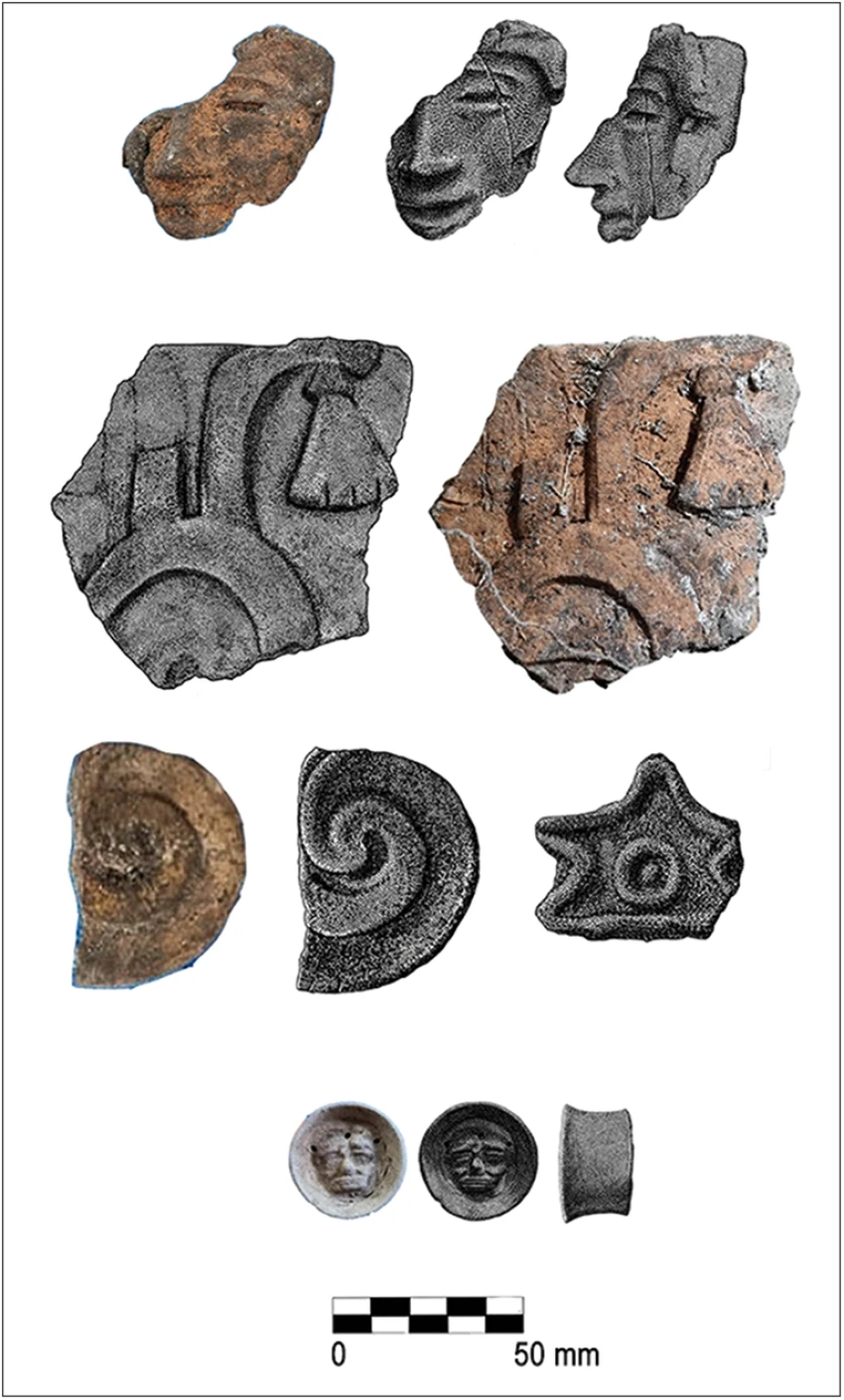 Objetos relacionados con Teotihuacan encontrados junto al altar. Fragmentos de quemadores de incienso.