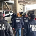 Detienen a 72 migrantes en club nocturno