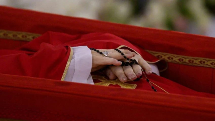 Revelan IMÁGENES inéditas del féretro del papa Francisco: El funeral será este sábado