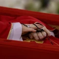 Revelan IMÁGENES inéditas del féretro del papa Francisco: El funeral será este sábado