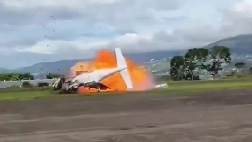 El MOMENTO EXACTO en que una avioneta se estrella e incendia en Venezuela | VIDEO