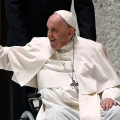 El papa Francisco sufre "neumonía bilateral" y su cuadro clínico continúa "complejo" Papa Francisco