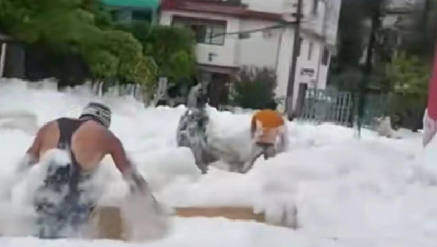 Espuma tóxica en Naucalpan: así quedaron los vecinos que la tocaron tras desbordamiento del Río Verde