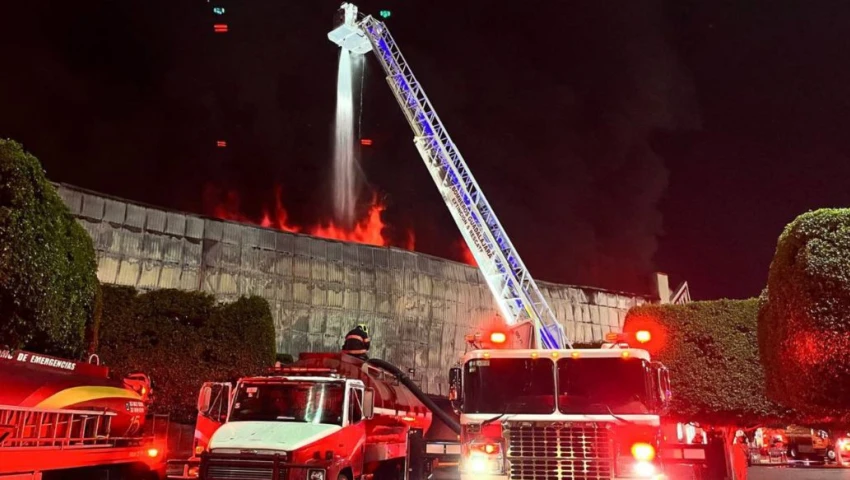 Incendio consume centro comercial City Club en Zapopan