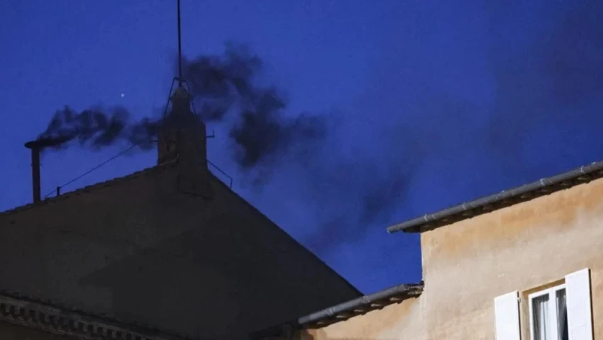 Elección papal, cónclave, cardenales, votaciones, humo negro, fumatas